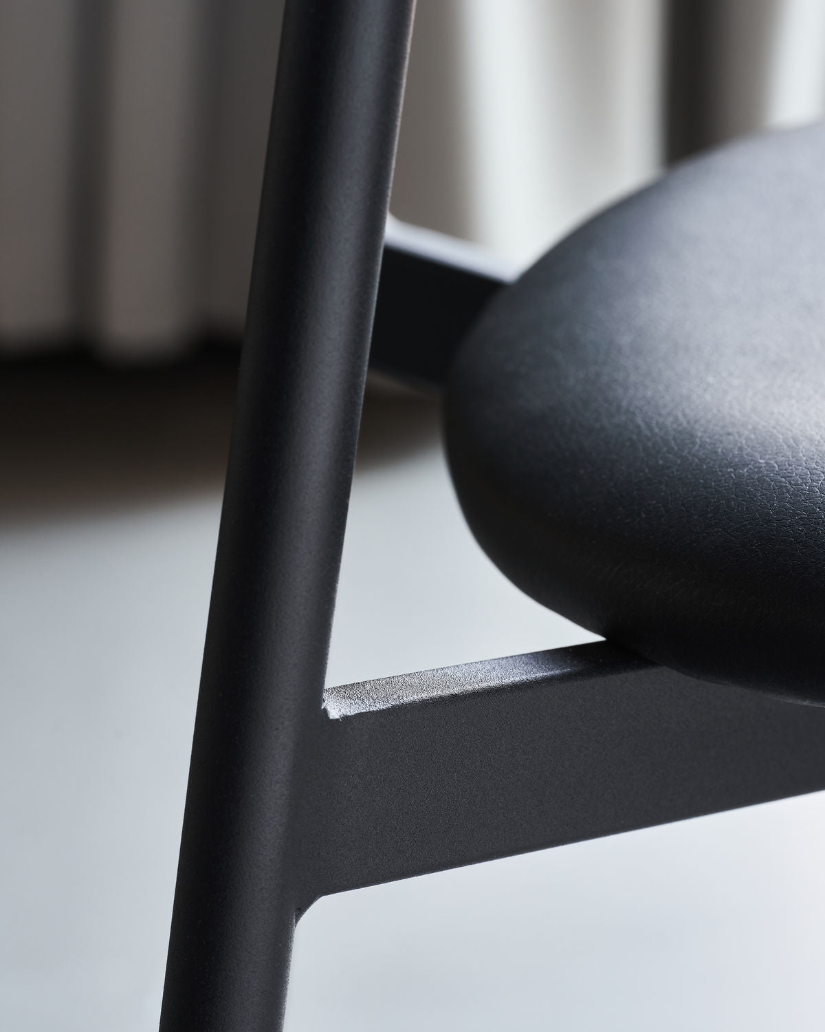 Chair “Must”
