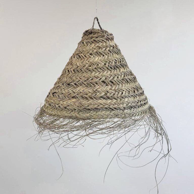 Lampe aus Seegras im Kegelformat