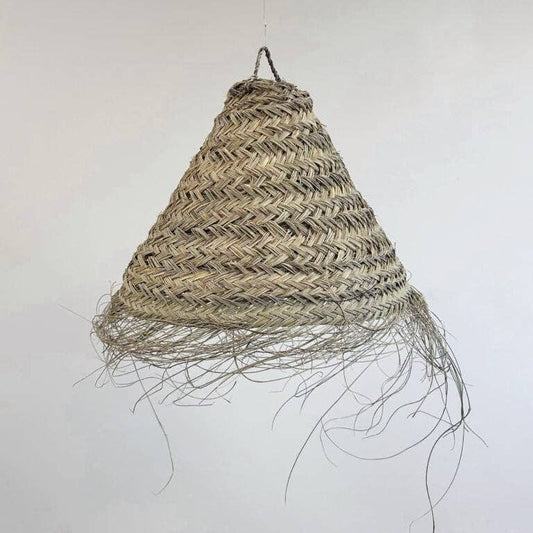 Lampe aus Seegras im Kegelformat