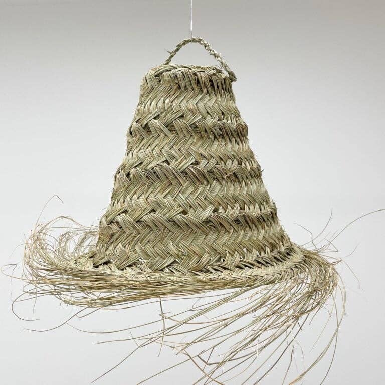 Lampe aus Seegras im Kegelformat