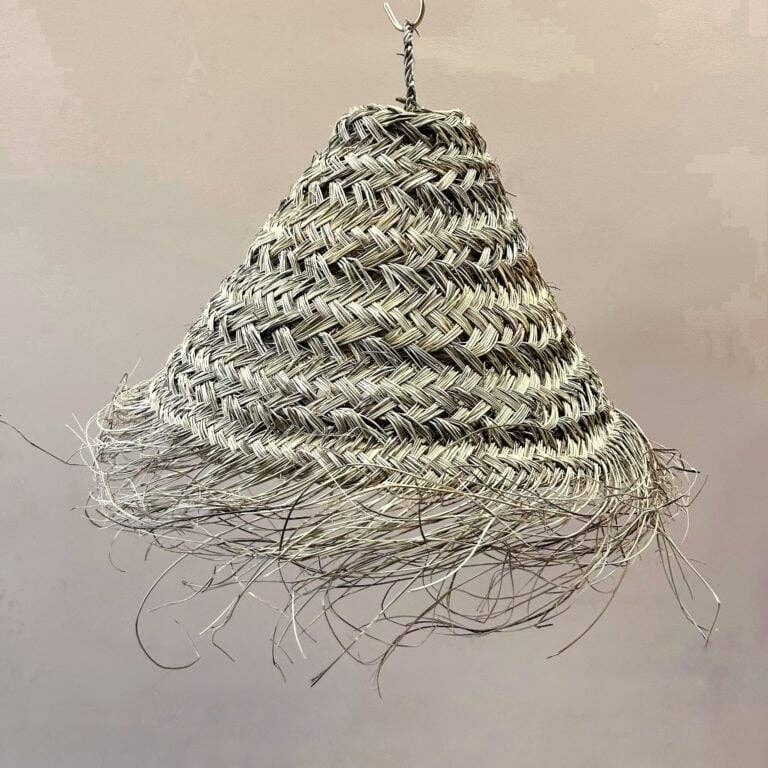 Lampe aus Seegras im Kegelformat