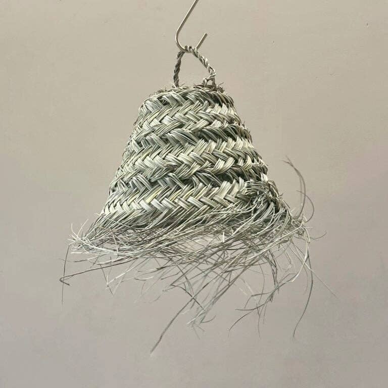 Lampe aus Seegras im Kegelformat