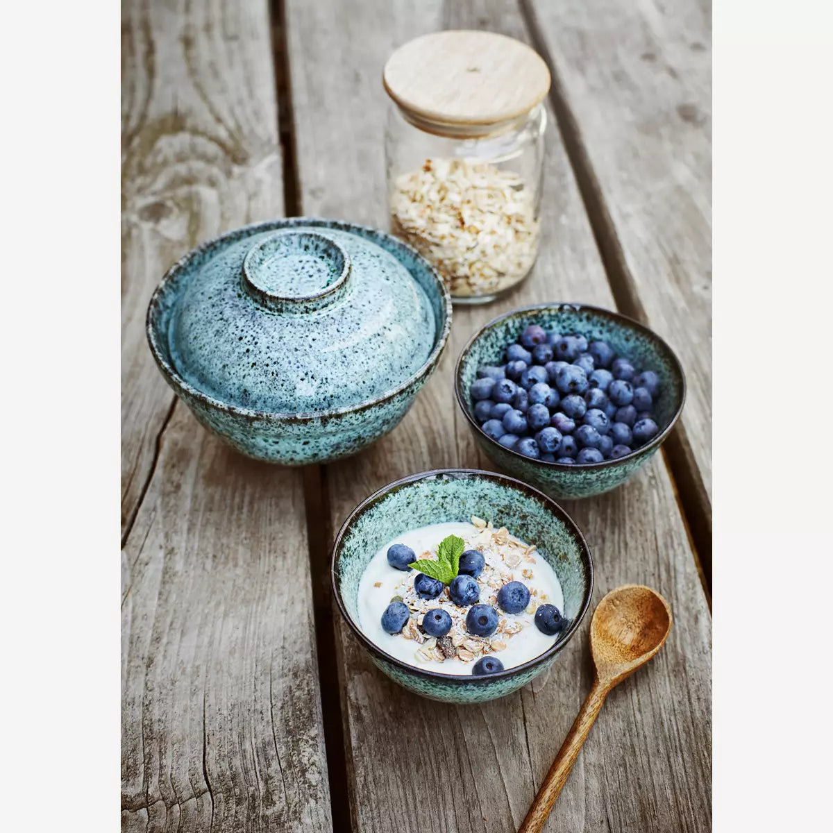 Stoneware bowl with lid