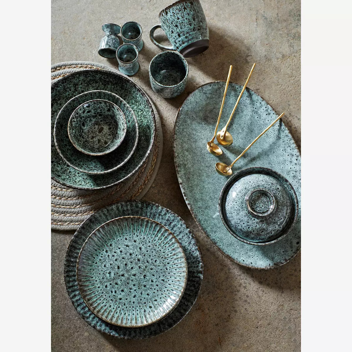 Stoneware bowl with lid